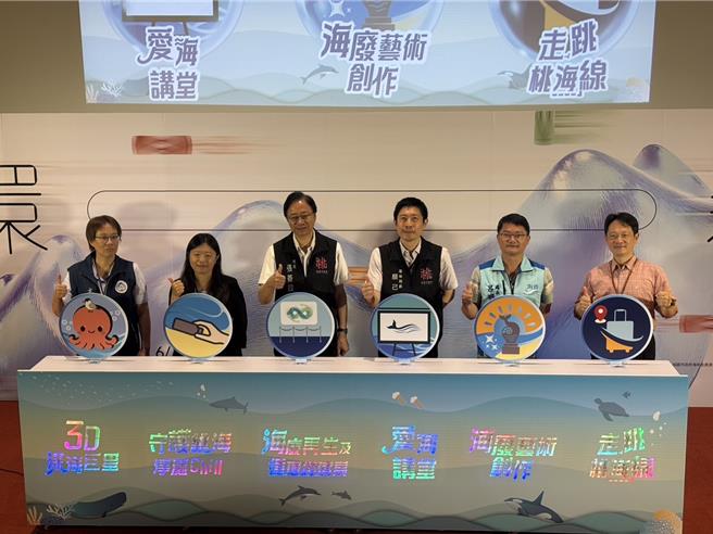 桃園市政府12日於市立圖書館總館舉辦「2025世界海洋日在桃園、循環新未來」開幕活動，市長張善政親臨現場，邀請民眾一同來參觀展覽。（姜霏攝）