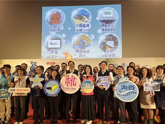 桃園市政府12日於市立圖書館總館舉辦「2025世界海洋日在桃園、循環新未來」開幕活動，市長張善政親臨現場，邀請民眾一同來參觀展覽。（姜霏攝）