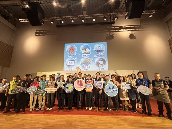 桃園市政府12日於市立圖書館總館舉辦「2025世界海洋日在桃園、循環新未來」開幕活動，市長張善政親臨現場，邀請民眾一同來參觀展覽。（姜霏攝）