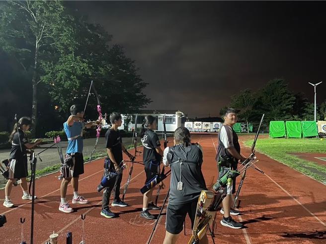 洋基工程股份有限公司与日太照明技术团队，协助富礼国中装设夜间照明，改善射箭队训练时的能见度与安全性。（富礼国中提供／陈育贤新竹传真）