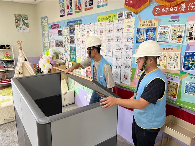 普利美办公家具有限公司，协助富礼国中更新专科教室柜体及办公桌椅。（富礼国中提供／陈育贤新竹传真）