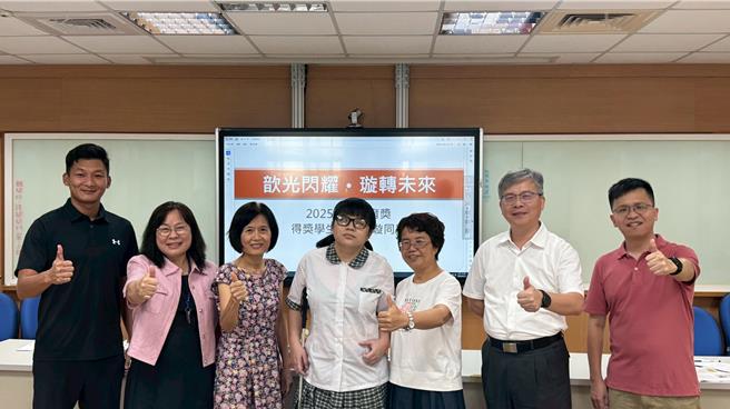 彰化溪湖高中全盲视障生林歆璇（右四），荣获2025总统教育奖肯定，全校师生以她为荣。（溪湖高中提供／叶静美彰化传真）