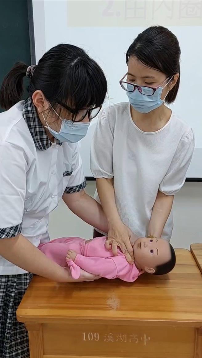 彰化溪湖高中全盲视障生林歆璇（左）用心上健护课的电子宝宝照顾课程。（溪湖高中提供／叶静美彰化传真）