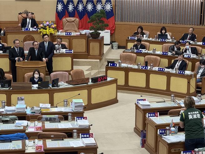 新北市議員黃淑君今（12）日在總質詢關心板橋區新民街6巷宿舍活化案，希望市府加緊腳步、活化板橋新民街宿舍活化案。新北市長侯友宜與青年局長邱兆梅回覆，明年三月底前會完工啟用。（柯毓庭攝）