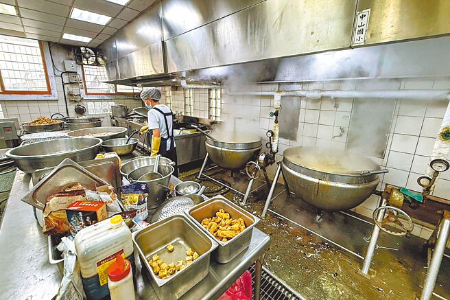 宜兰县宜兰市中山国小、宜兰国小营养午餐共用厨房因通风不良，有厨工因此热晕，校方先添购电风扇改善通风，也会与县府教育处讨论改善厨房环境。（李忠一摄）