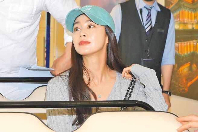 金泰希11日搭机抵台，展现贵为冻龄女神的美貌。（陈麒全摄）