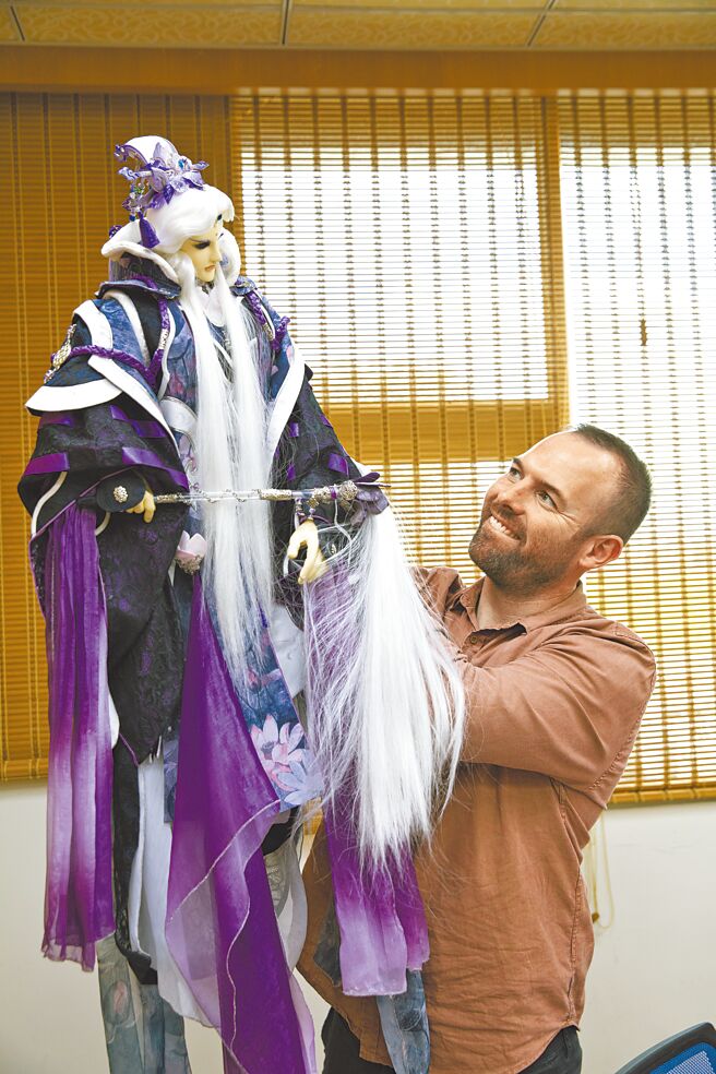 Josh对素还真戏偶非常有兴趣，学习操偶爱不释手。（霹雳国际多媒体提供）