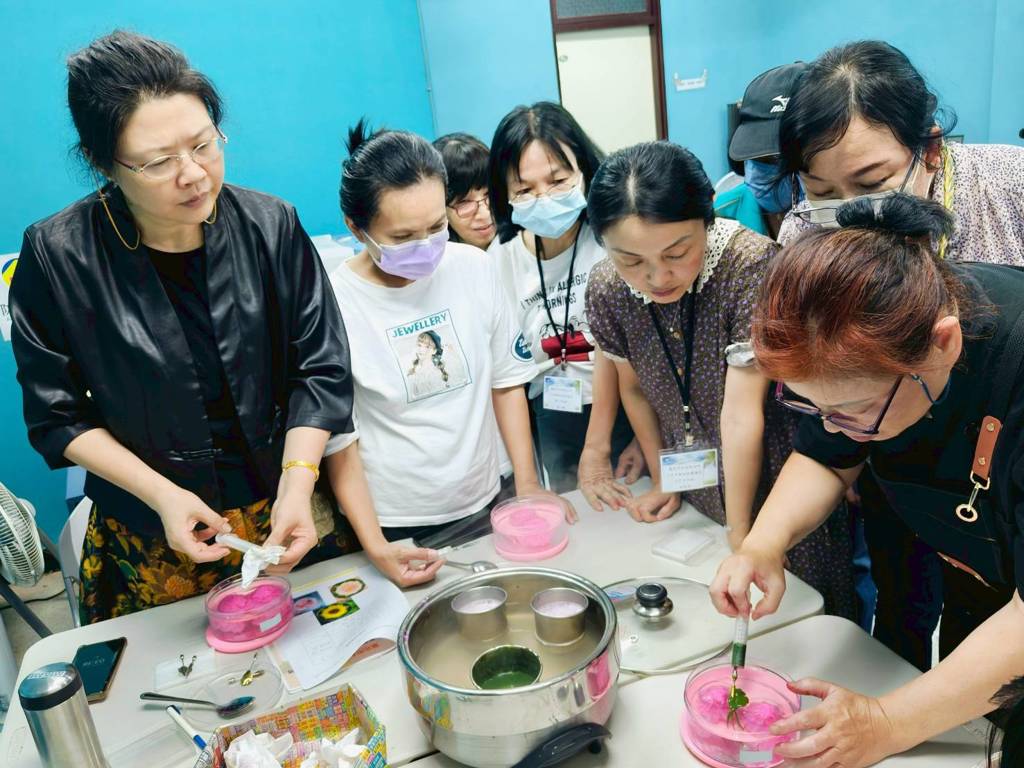 葉春秀老師親自指導將天然蔬果與果凍的技術相結合，創作出獨具特色的果凍花。(大安區公所提供)