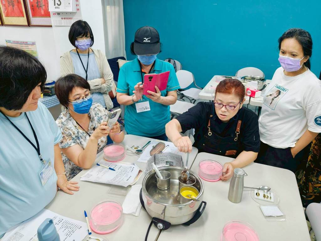 葉老師親自指導將天然蔬果與果凍的技術相結合，創作出獨具特色的果凍花。(大安區公所提供)