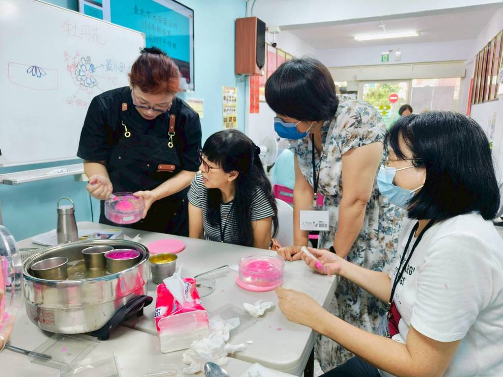 葉老師親自指導將天然蔬果與果凍的技術相結合，創作出獨具特色的果凍花。(大安區公所提供)