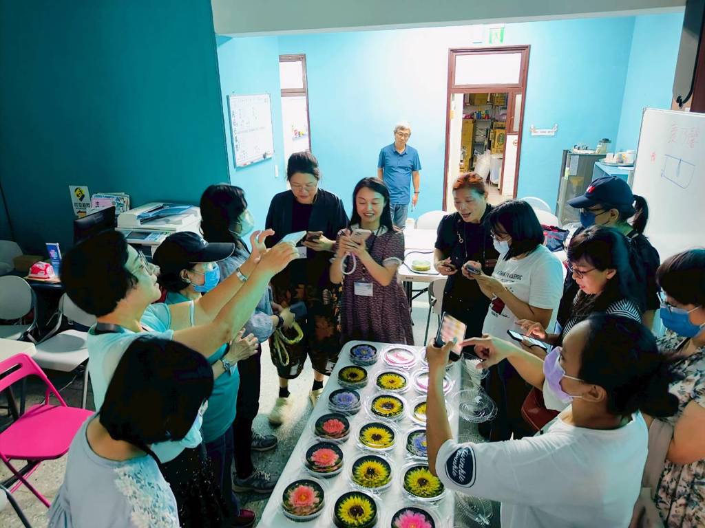學員們看到自己美麗的成品紛紛拍照留念。(大安區公所提供)