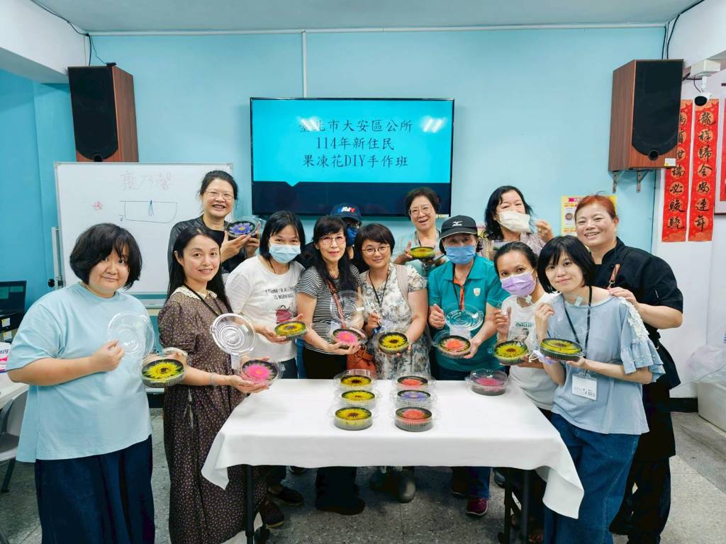 學員們拿著自己精心作品合照。(大安區公所提供)