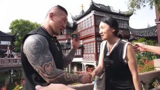 館長大陸之旅合照簽名來者不拒 陸女粉絲見本尊忍不住吐1句：特別牛