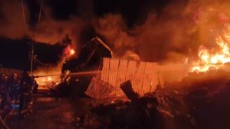 蘆竹資源回收廠暗夜竄火全面燃燒 惡臭濃煙四散驚悚影片曝