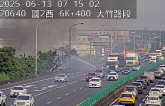 桃園回收場大火燒到天亮！「濃煙竄國道2號」回堵2公里