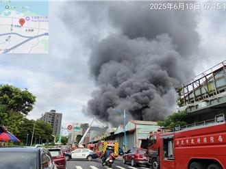 八里鐵皮工廠大火  驚人濃煙猛竄  消防急籲緊閉門窗防空汙