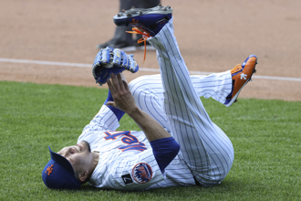 MLB》日本「賽揚級」強投痛苦滾地 隊友害他受傷超自責 