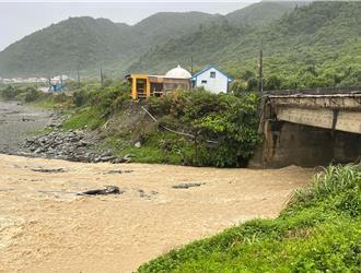 台东多乡镇累计雨量逾200毫米 兰屿滚滚黄泥水倾泄入海