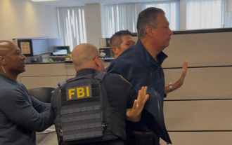 影》民主黨參議員遭壓制上銬！質問國土安全部長1句話被拖走