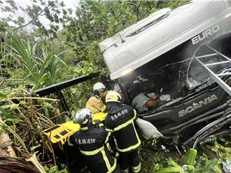 影》台东南迴公路曳引车自撞树林 驾驶送医治疗