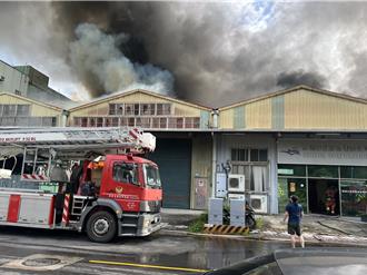 新北八里惡火「連燒5工廠」 警消協力撲滅火勢