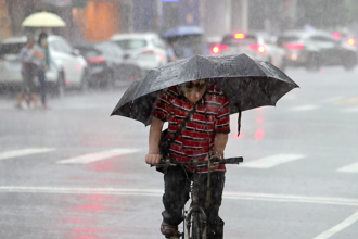 天气》南部大豪雨一片紫爆！气象署示警：2县市平地雨量飙400毫米