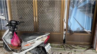 離譜畫面！台東騎士撞毀民宅玻璃門 另有汽車開進火車站商店街