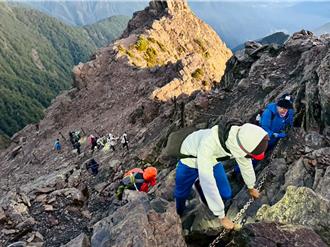 北門高中攻台灣之巔 師生合力第四度登玉山主峰