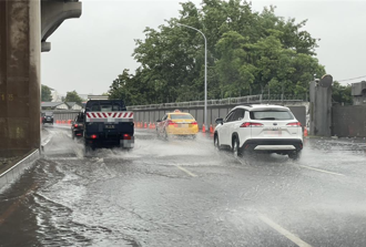 高雄豪雨釀多處淹水、土虱現蹤 通勤族崩潰：可以放假嗎？