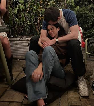 杜娃黎波正式宣佈訂婚！甜喊「一種特別的感覺」