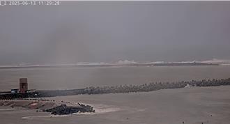 颱風外圍環流發威 西子灣衝浪客無視大雨搶浪