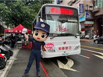 慶祝警察節不忘公益 北投警挽起衣袖補滿血庫