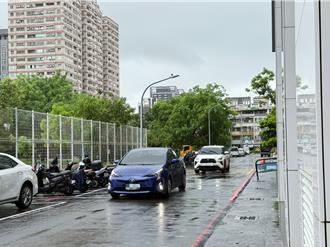 高雄河堤國小後門街道窄 車格移除掀討論 交通局說話了