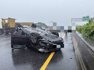 國1連環撞！駕駛閃大貨車失控翻覆 後方3車追撞慘況曝