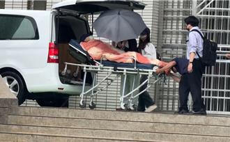 暂时自由了！刑事战将1500万元交保　躺担架离开看守所