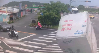 影》联结车转弯甩飞「20吨大理石」 路面翻滚砸出坑洞