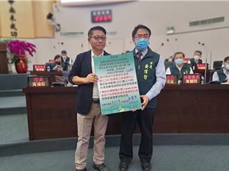 台南推動異味零容忍 黃偉哲簽名承諾 設24小時處理中心