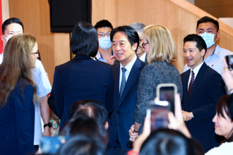 影》馬唯中罕見現身 賴清德稱「台灣的女兒」握手合影