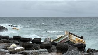 澎湖花嶼港外擱淺漁船  船身不敵風浪斷裂