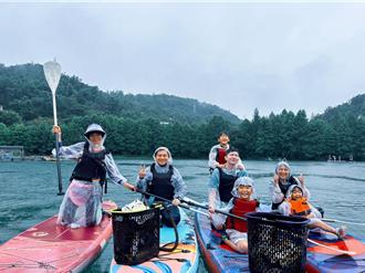 日月潭百名業者冒雨划SUP淨潭 清出5大袋垃圾