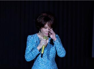 蔡琴唱一半想起「最爱的男人」泪崩求原谅！90岁母现身力挺
