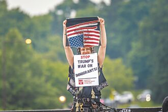 示威延烧 全美1500城市将办无王日