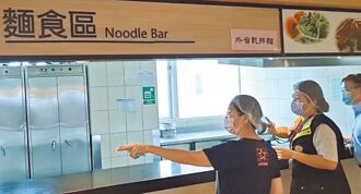 桃园 科技厂团膳 排骨麵衣惊见蛆