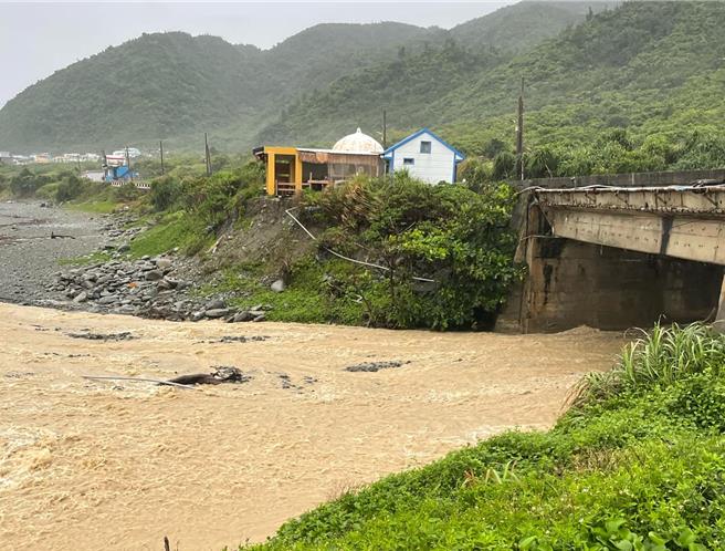 近日雨勢不斷，蘭嶼出現黃色濁流。（魯邁提供／蔡旻妤台東傳真）。