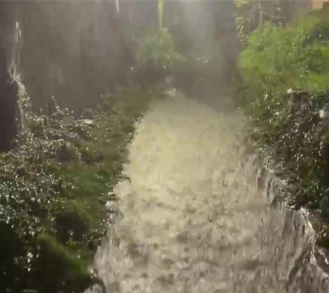 近日雨勢不斷，蘭嶼出現黃色濁流。（魯邁提供／蔡旻妤台東傳真）。