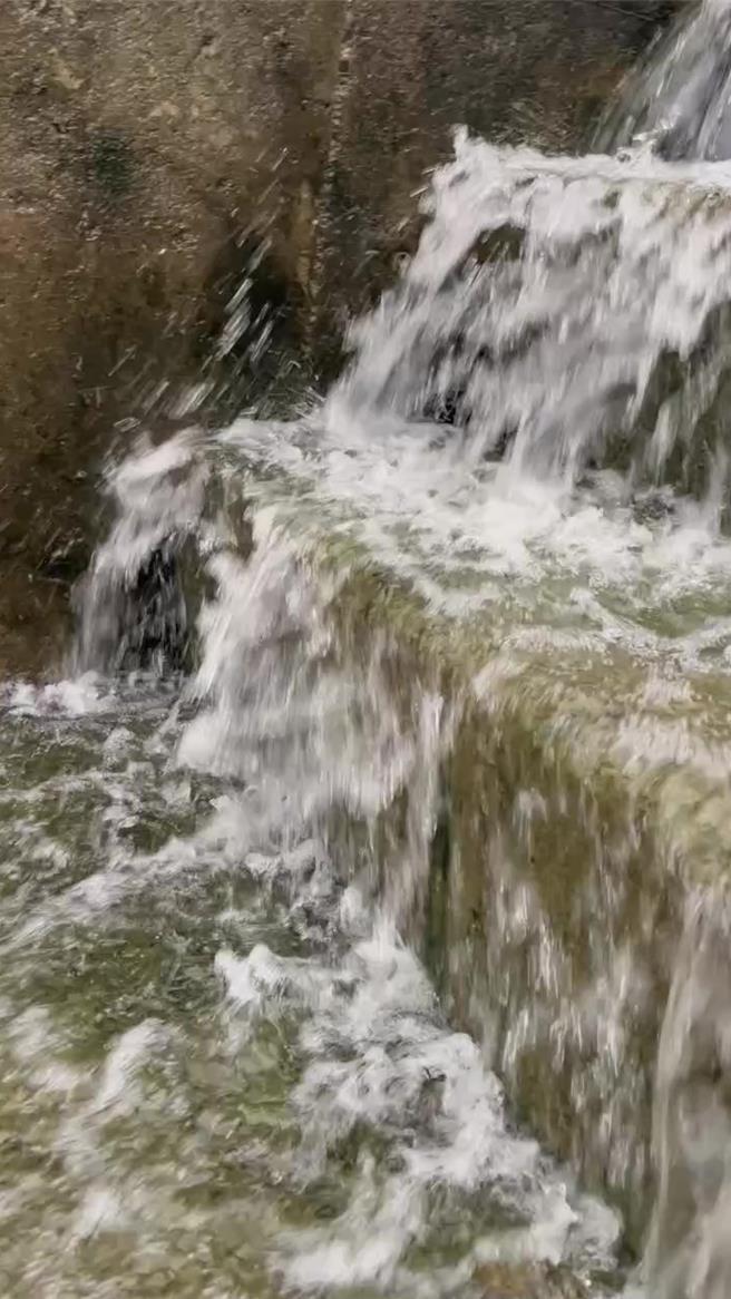 近日雨勢不斷，蘭嶼出現黃色濁流。（魯邁提供／蔡旻妤台東傳真）。