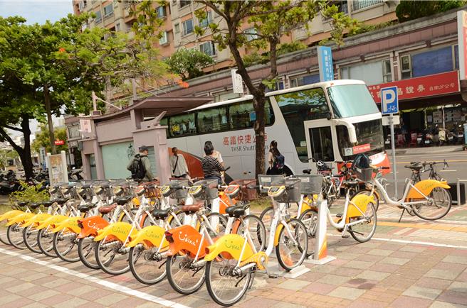 台南市政府宣布，自今年7月1日起实施公共自行车会员须完成伤害险免费加保手续，才能租借YouBike2.0E电辅车。（台南市政府交通局提供／郭良杰台南传真）