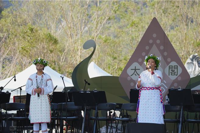 太魯閣峽谷音樂季11月中登場，發掘太魯閣族人好聲音。圖為太魯閣好聲音得主游翾和卓馨蘭在2024峽谷音樂節中演出（太管處資料照片／王志偉花蓮傳真）