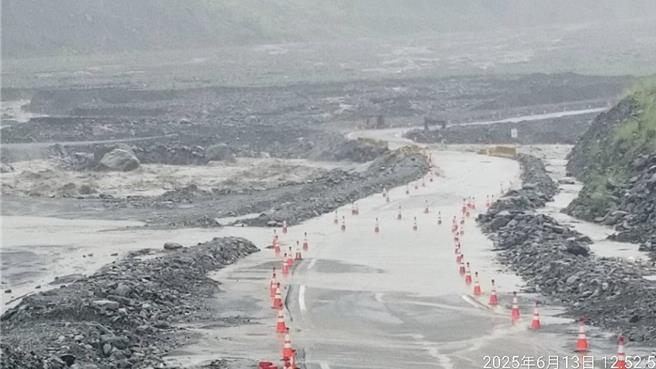受到0613熱帶性低氣壓影響，高雄市桃源區荖濃溪水位驟漲，夾帶大量土石衝擊河床涵管便道，致使台20線勤和至復興段於今（13）日下午12時45分左右被沖毀約100公尺，道路中斷、人車無法通行，所幸公路局已於上午7時30分預警性封閉該路段，未釀成任何傷亡。（公路局甲仙工務段提供／林雅惠高雄傳真）