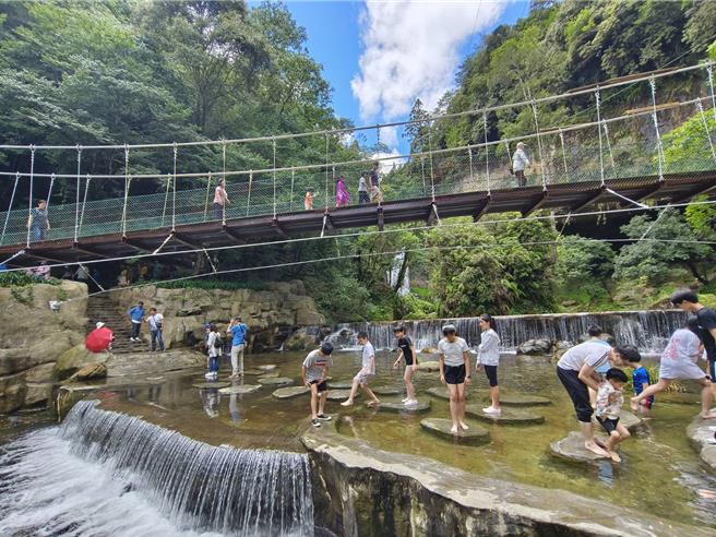 加走寮溪保育治理工程打造層理型水域，不僅遊客方便親近溪水，長鬃山羊、山羌、藍腹鷴等野生動物能自由遷徙與棲息。（林保署南投分署提供／楊靜茹南投傳真）